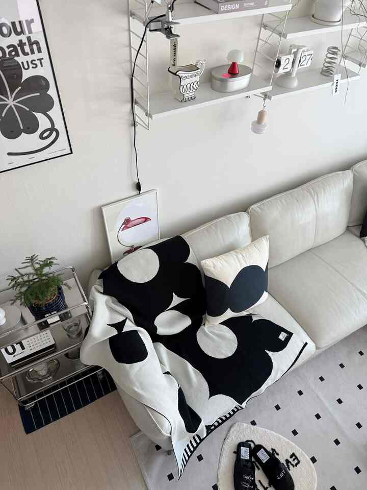 #추위극복템

Since last week, it's suddenly gotten a bit chilly🥶
I'm really sensitive to the cold,
so for me, a blanket is a must-have all year round🫣

This Lee La Maison blanket I wear every winter🤍
The thick knit material instantly makes me cozy,
so I keep reaching for it, it's a favorite item☺️🖤

#Today'sHome #블랙앤화이트 #화이트인테리어 #거실인테리어 #거실꾸미기 #블랭킷 #블랭킷추천 #이씨라메종 #벽꾸미기 #벽선반 #스트링선반 #jd홈드레싱 #달력 #달력인테리어 #내돈내산 #맞팔 #맞팔해요 #집꾸미기 #20평대아파트인테리어

