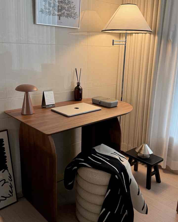 木目調のホームオフィス、デスクとスツールが配置された落ち着いた作業空間