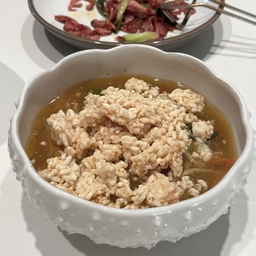 #겨울필수템 
몸이 으슬으슬한 날 뜨끈한 누룽지탕 
간단하게 데워 먹어요.😊
뜨끈하고 입맛돋우는 누룽지탕은
바삭한 식감도 좋아서 부모님들도 좋아하는 맛입니다.
내돈내산 재구매템 알려드려요❤️
#누룽지탕 #누룽지 #겨울나기 #식사 #간단요리 #밀키트 #간편요리 #메뉴추천 #저녁식사 #저녁메뉴 #밥상기록 