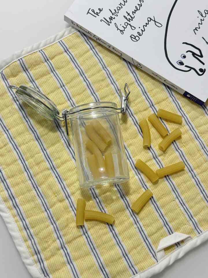 ＃かわいいテム最高です＃コンスープ記録集 

日本人社長が運営する
テーブルウェアセレクトショップコモレビから
贈り物を受けたガラス瓶 

パスタや小さな小物を保管するのが好きです。
キッチンシェルフに置いてよく書いてあります。

手紙が一緒に入っているので
まるで海から浮かんだガラス瓶の中に
手紙が入っている感じのようでしたね🤍



＃コモレビ＃テーブルウェア＃ガラス瓶
#komorebi #テーブルウェアセレクトショップ  
＃パスタ保管＃キッチン小道具＃ガラス容器
＃キッチンシェルフ＃ホームスタイリング＃キッチン整理
#原木棚 #ホワイトインテリア  
#アカシア棚 #キッチン飾り  
#小物収納 #サリムテム #キッチンスタイリング
＃感性小物＃家を飾る＃ホームデコ
＃ゴブレットカップ＃メゾンルームルーム＃メイド