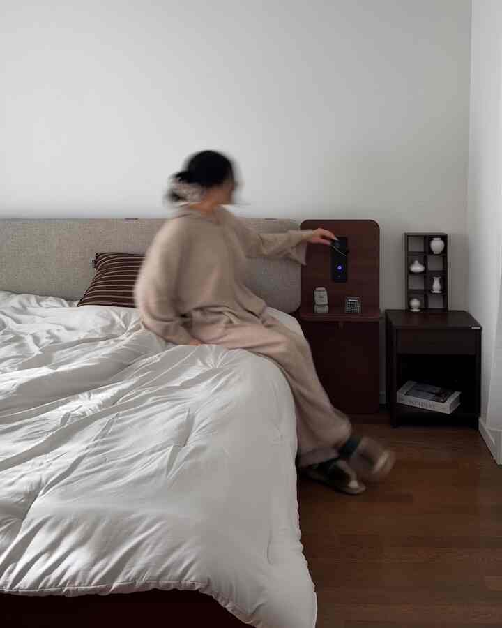 ホワイトとブラウンの色調の寝室、快適なベッドとナイトテーブルが配置されたナチュラルモダンなインテリア