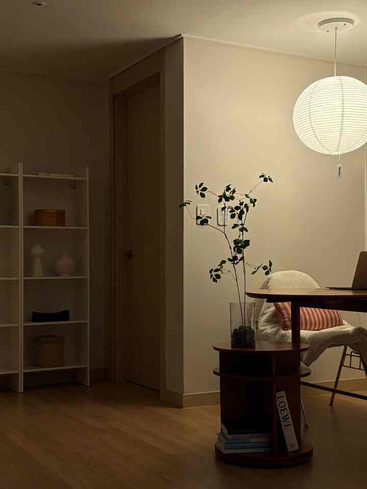 #웜톤인테리어
Relaxing in my most authentic space after work🤎

Working hard is important, but so is resting hard.

#Today's Home #오늘의우리집 #다이닝테이블 #다이닝룸인테리어 #콘수프기록 #콘수프기록집 #맞팔 #맞팔환영 #맞팔소통 #아파트인테리어 #작업공간 #우드인테리어 #겨울인테리어 #집꾸미기