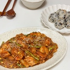 ➰순살아구&해물찜🦑➰

순살아구와 새우, 오징어, 명태알 등 좋아하는 해산물 가득 넣고 해물찜을 만들었어요!

처음 만들어보는거라 조금 걱정했지만,
무사히 성공 했답니다✌🏻

콩나물만 가득한 해물찜이아닌 좋아하는 해물 가득 해물찜이라 더더 맛있었어요-🤍

〰️
#집밥 #집밥일기 #집밥기록 #신혼부부밥상 #신혼밥상 #오늘의집 #오홈스토랑 #홈쿡 #해물찜 #그릇추천 #그릇수집가 #타원접시 #저녁메뉴 #오늘뭐먹지 #선팔 #선팔맞팔 #소통 #소통해요