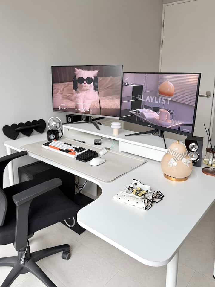 #독립준비템
The first item I felt was a good purchase: the desk zone 💻

When moving out, the space I most focus on is the desk zone.
As I spend more time alone at home,
I find it becomes the space where I spend the most time during the day: working, using my laptop, and drinking coffee.

So, here's what I found out after using this desk mat: ✔️
• ☐ It reduces the worry about cup marks and minor scratches.
• ☐ It makes a noticeable difference when using the keyboard and mouse.
• ☐ The top compartment for small items makes it easy to organize pens and cables.
• ☐ The space underneath the mat is perfect for storing stickers and memos.
• ☐ It makes my desk look much neater.
• ☐ The leather texture isn't overly shiny, but rather matte, making it comfortable to the touch.

This isn't just a simple mat.
It's an item that provides organization, protection, and a nice touch all in one. ⌨️

It's not just pretty, but also practical.
It adds a nice touch to my desk decor.

#Desk Interior #데스크존 #홈오피스 #자취력상승템 #자취템 #데스크테리어족 #컴퓨터방 #게임방 #컴퓨터방인테리어 #컴퓨터방꾸미기 #컴퓨터테이블 #컴퓨터책상 #데스크셋업 #데스크용품 #데스크추천 #데스크매트 #데스크매트추천 #모니터받침 #데스크인테리어 #게임방 #게임방인테리어 #화이트인테리어 #듀얼모니터 #컴퓨터의자 #데스크소품 #데스크정리 #오비키 #오비키데스크매트 #데스크꾸미기