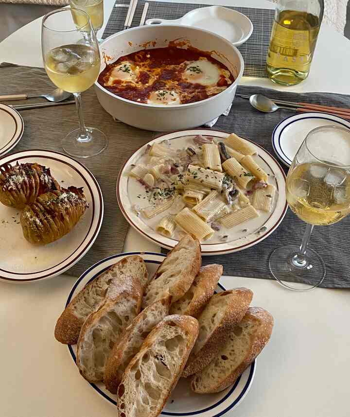 Photos of the meals I enjoyed while living alone🍽️
I didn't have a hand blender, so I made pumpkin soup by hand. My housewarming menu was always copy-pasted, lol 😅
#Cooking #자취 #집들이 #테이블웨어 #맞팔 #파스타 #스프카레