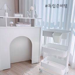 #독립준비템 
이케아 로스코그 트롤리는 튼튼한데 가성비까지 좋아서 만족도가 정말 높아요.
바퀴가 달려 있어 필요할 때 이리저리 손쉽게 옮길 수 있는 점도 유용하고, 걸이식 수납 바구니를 함께 달아주니 자잘한 소품부터 자주 쓰는 물건까지 한번에 깔끔하게 정리하기 좋아요.
화이트 색상이라 공간이 답답해 보이지 않고 어디에 두어도 깔끔하고 예쁘게 잘 어울려요.
수납 고민 줄여주는 실속템으로 추천해요 ! 
#이케아 #트롤리 #순네르스타 #로스코그카트 #부이블루투스 #콘솔 #포르투갈러그 #러그 #조명 #디퓨저 #다이소달항아리 #달항아리 #모형책 #거실소품 #화이트인테리어