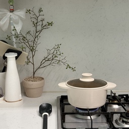 #콘수프기록집 #살림살이
예쁘면서 가볍고 실용적인 냄비,
테팔 아이콘세라믹냄비로 만든 전복솥밥은 우리집 단골메뉴에요.
솥밥도 잘되고, 찌개나 국 끓이기에도 제격인 사이즈!
그냥 식탁에 바로 올려도 너무 예쁘죠?🤍🤍
#주방인테리어 #키친인테리어 #키친핏냉장고 #주방등 #주방조명 #컵보드 #컵선반 #남매맘 #맞팔 #선팔 #소통 #아이가있는집 #테팔 #냄비추천 #세라믹냄비 #냄비 #집밥 #홈쿡 #전복솥밥 