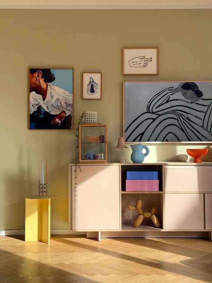 Warm sunlight, soft pastel accents, and gallery wall charm ☀️🎨
 A calm living space with just the right amount of color, art, and everyday personality.

Credit: @hej_sylwi

#ModernLiving #ScandiStyle #ArtfulInteriors #ColorfulHome