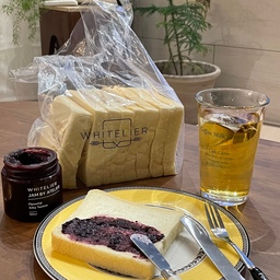 #콘수프기록집 #살림살이 2
어제 화이트리에가서 식빵 사왔는데 정말 맛있네요 ㅎㅎ
식빵계의 에르메스라는 말이 맞나봐요!
블루베리쨈도 사와서 슥슥 발라먹었더니 순식간에 3개를 ㅋㅋㅋ버터나이프 사용 잘 안 했는데 잼 사니까 쓰긴 하네요🙃
#나이프 #버터나이프 #레터링컵 #스탠모어2 #우드협탁