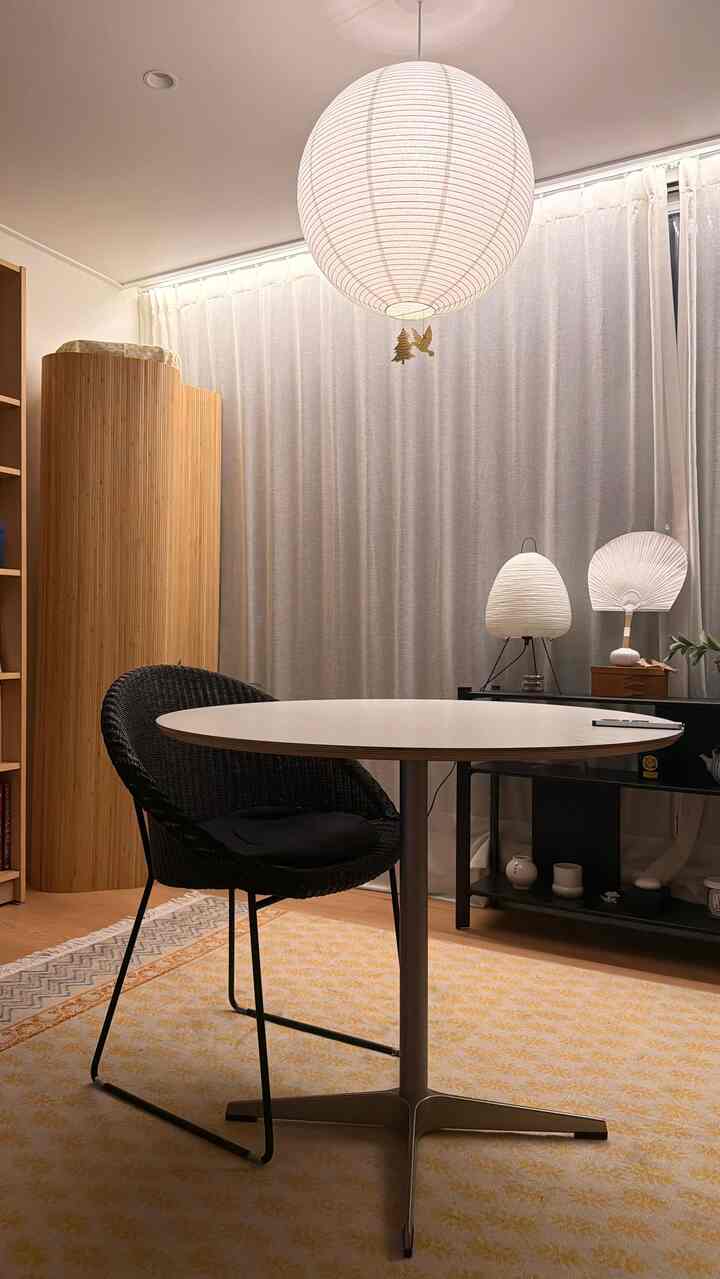 #콘수프필름 #리모델링전후 
🏚️ 30年後の古いアパート、スケルトンだけを残してすべてを変えた…？
これは本当に同じ家ですか？そうです☺️

✨丸骨脱態ポイント4
✔️玄関拡張後3連動中門設置
✔️リビング/リビングベランダ拡張 
✔️ㄱ字キッチンㄷジャロレイアウト変更 
✔️お部屋のバスルームカスタム化粧台の設置 

30年構築も新築のように買えますよ～！ 

保存してリモデリングするときは参考にしてください！  #30평대인테리어 #리모델링후기 #구축아파트리모델링 