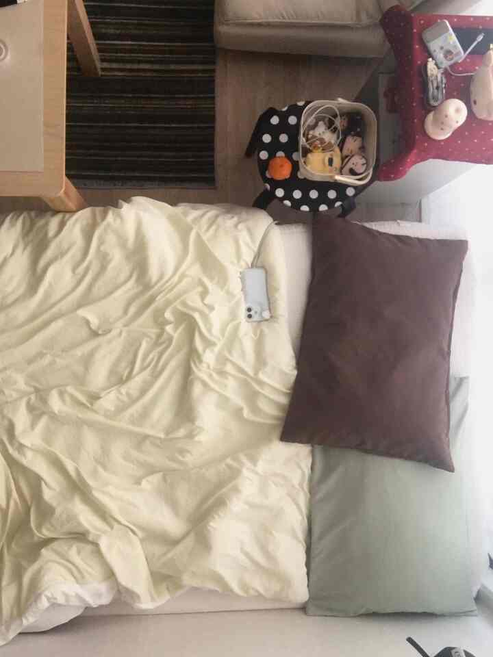 ベージュ色調の赤ちゃん用品がある寝室で、暖かく居心地の良い雰囲気のインテリア