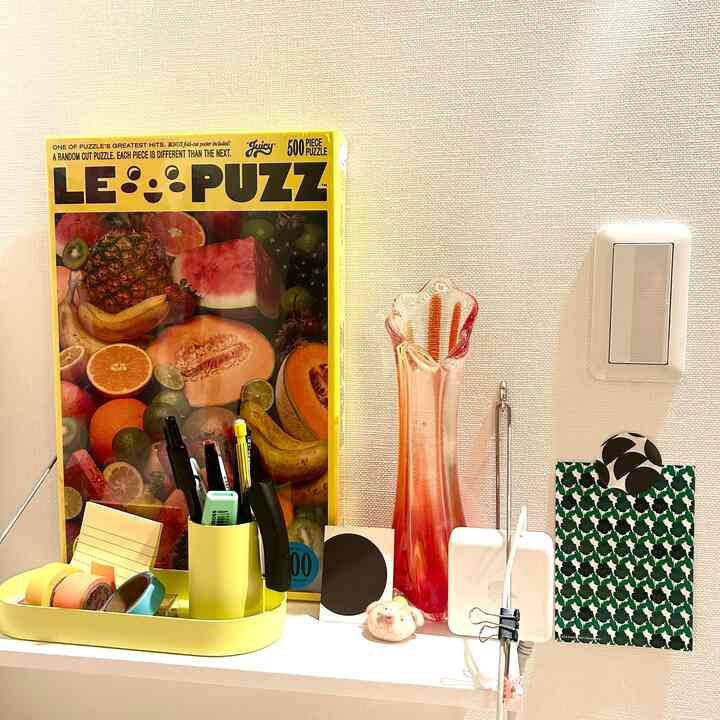 デスク周りもカラフルに！

#ジグソーパズル
#デスク周り
#カラフルなインテリア
#リビングルーム
#文房具
#花瓶