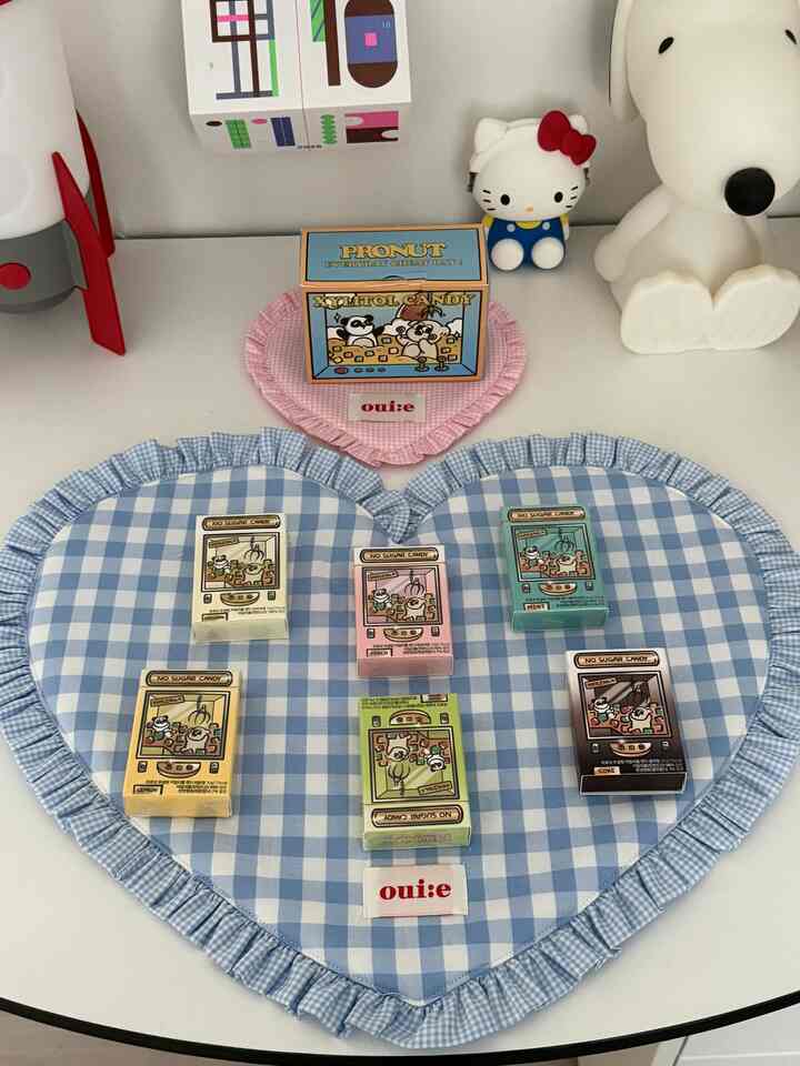 #콘수프기록 #예쁜템최고야

I bought and tried the Pronut candies.
They're sugar-free, so they're easy to give to kids. The packaging is super cute. They come in a variety of flavors, and they're easy to carry around.
I think they'll be convenient. I put them on my favorite placemat! The large size makes them perfect for various uses.
Just placing them here and there makes the space look cute. Wow.

#Kitchen Cloth #테이블매트 #예쁜템 #소품

#Small Dance Recommendation #프로넛 #캔디 #사탕 #사탕추천
#Today's Home #일상 #주말 #기록 #테이블

#Lighting #추천템 #스누피 #조명추천 #키치크로스추천