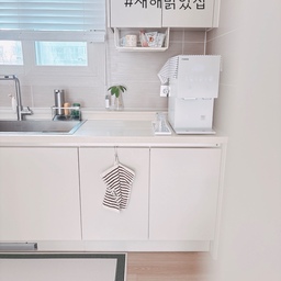 #새해밝았집
간만에 주방 정리를 하면서 분위기를 조금 바꿔봤어요. 
블랙 스트라이프 규조토 발매트를 깔아두니 물기를 빠르게 흡수해줘서 설거지 후에도 바닥이 늘 보송하게 유지돼 만족스러워요. 톤이 과하지 않은 디자인이라 주방이 한층 더 깔끔해 보이고, 관리도 훨씬 수월해졌어요.
정수기 옆에는 컵선반을 달아 자주 쓰는 컵들과 티백, 콤부차를  함께 정리해두었어요. 필요할 때 바로 꺼내 쓸 수 있어 동선이 편해졌고, 작은 소품들이 한자리에 모이니 공간도 더 단정해 보이더라고요.
이런 사소한 변화들이 모여, 주방에서 보내는 시간이 한결 여유롭고 편안해졌어요. 
#제품협찬 #홈비 #규조토주방발매트 #규조토매트 #선반정리대 #컵선반 #주방 #키친크로스 #주방용품 #주방소품 #주방꾸미기 #주방수납 #주방인테리어 