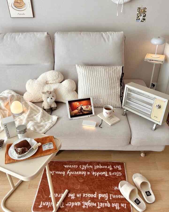 #웜톤인테리어 #콘수프기록 #콘수프기록집

In winter, staying warm at home is the best 🤎
My house is a perfect match for warm tones :)

Playing my favorite Layback playlist on my iPad
with a cup of Cocoha Cacao Tea and some dessert
is the perfect winter 👀

Isn't Dujonku so trendy these days?
The Dubai Towel Cake is surprisingly delicious ><

Let me introduce some of my own items :)
These are the items from my house that always feature on my feed.
I love items that are affordable but really set the mood!

🛒 Bukaz Rabbit Cushion
🛒 Maison de Room Room String Ribbon Cushion
🛒 Rare Row Hand Towel
🛒 Bierkosen Laptop Stand

I bought the foot mat from Temu.

While it looked pretty in the photos, the quality was a bit disappointing,
so I can't recommend it. 😞

#FTC20th #거실인테리어 #거실꾸미기 #홈스타일링
#Warm-toned Living Room #소파테이블 #쿠션 #내돈내산

#Electric Heater #발매트 #슬리퍼 #무드등인테리어