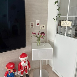 #예쁜템최고야 #콘수프기록집
언제봐도 예쁜존🤍🤍
#제네바 #유리가벽 #가벽 #조화 #생화같은조화 #벽꾸미기 #엽서 #엽서꾸미기 #플레이모빌산타 #마리오 #가벽활용 #가벽인테리어 #키친랙 #컵보드 #컵선반 #맞팔 #스피커인테리어 #타운하우스 #거실 #거실인테리어 #거실꾸미기 #광주요소리잔 #광주요 #유리새 #예쁜템 #소품인테리어 #포근한인테리어 #넝쿨조화 