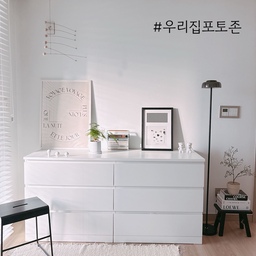 #우리집포토존 
세련된 디자인의 은은한 불빛이라 불을 켜는 순간 공간이 한결 부드럽고 차분해져요. 상단 터치 방식으로 밝기 조절이 가능해서, 상황에 맞게 조도를 바꿀 수 있는 점도 마음에 들더라고요.
직접적인 눈부심 없이 퍼지는 빛이라 밤에는 특히 편안하고, 화이트 공간에 자연스럽게 어우러져 과하지 않은 포인트가 돼요.
작은 조명 하나만으로도 안방의 무드가 훨씬 안정되고 정돈된 느낌이에요.
#제품협찬 #홈비 #장스탠드 #브렐로 #조명 #스탠드조명 #조명추천 #침실 #윈플러스 #윈플러스블라인드 #오동나무블라인드 #블라인드 #오동나무블라인드 #침실인테리어 #화이트인테리어