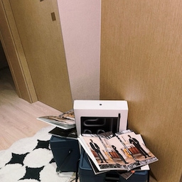 #우리집포토존 #내돈내산애정템
저는 자취할 때 집이 좁아서, 큰 전신거울을 못 써봤어요.
폭이 좁은 전신거울만 겨우 써봤는데요?
평소 출근룩 찍는 것을 좋아해서, 신혼집에는 전신거울 큰 걸 하나 사고 꼭.ᐟ 포토존을 만들어야지.ᐟ 했어요-
그 로망을 드디어 이뤘는데요?
현관 복도 구석에 놨더니 생각보다 잘 안 찍게 되고
현관 근처에 쌓인 짐들이 뒤에 막 보이더라구요 😂😂
깨끗한 배경이 보이게 찍고 싶어서
마지막 사진처럼 최근에 위치를 변경했답니다 🤍
원래도 애정이 갔지만 위치를 바꾸니 더욱 더 애정가는 #전신거울 이에요.ᐟ 튼튼하고 예쁘고 다 해 🥹
(1-4번 : 기존 포토존, 5번 : 바꾼 포토존 위치 🤍)
우리집 포토존 어떤가요 👀
#포토존꾸미기 #포토존만들기 #포토존인테리어 #집꾸미기 #전신거울추천 #거울인테리어 #거울샷 #데일리템 #데일리리빙 #거실인테리어소품 #맞팔 #소통 #신혼집인테리어 #추천하는혼수템 #추천가구
