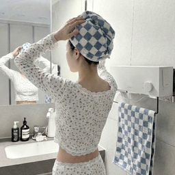 욕실을 단순한 세정의 공간을 넘어
오롯한 쉼의 공간으로 바꿔주는
비욘(beyon) 세트🛀🤍
⠀
하루의 에너지를 정리하는 시간,
가장 먼저 마주하는 욕실의 풍경을 감각적으로-
기존의 투박한 샤워기 대신 설치한
비욘 컬러 필터 샤워기는
수압은 시원하면서도 물결이 부드러워요.
⠀
특히 물때나 꼬임 걱정 없는
실리콘 소재의 PVC 샤워 호스는
심플한 디자인에 위생까지 챙길 수 있어
욕실 인테리어의 완성도를 높여준답니다.
⠀
포근한 페이스 타올로 얼굴을 감싸면
보들보들한 감촉이 온몸으로 전해지는데,
체커보드 패턴의 포인트 컬러가
욕실 분위기를 한층 세련되게 만들어주는 것 같아요 ☺️
⠀
내 몸에 직접 닿는 물이니
더 깐깐하고 예쁘게 큐레이션 해보세요.
⠀
.
.
#비욘 #beyon #필터샤워기 #샤워호스
#욕실인테리어 #홈스윗홈 #유어니쉬홈  #콘수프기록집 #맞팔 #소통 #예쁜템최고야  #집들이선물 #복층인테리어 