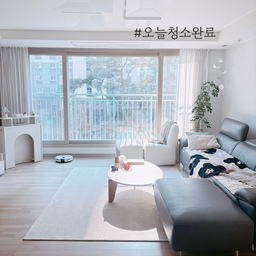 #오늘청소완료 
햇살이 바닥에 머무는 시간 
로봇청소기 하나로 바닥은 늘 깔끔하게, 물걸레 마무리는 사소시각 청소기 클리너로 관리해요.
냄새 걱정 없이 산뜻하고, 청소 후엔 바닥까지 한결 가벼워진 느낌이라 더 만족스러워요 :)
#거실 #거실인테리어  #자코모 #리바트 #리바트로에프원형테이블 #로에프원형테이블 #부클레1인용체어 #부클레 #체어 #몽블랑 #부클레체어 #부클레의자 #자코모소파 #인테리어 #모빌 #홍콩야자 #통창뷰 #러그인테리어 #거실꾸미기 #거실소품 #호텔같은우리집 #커튼인테리어 #화이트인테리어 #홈스타일링