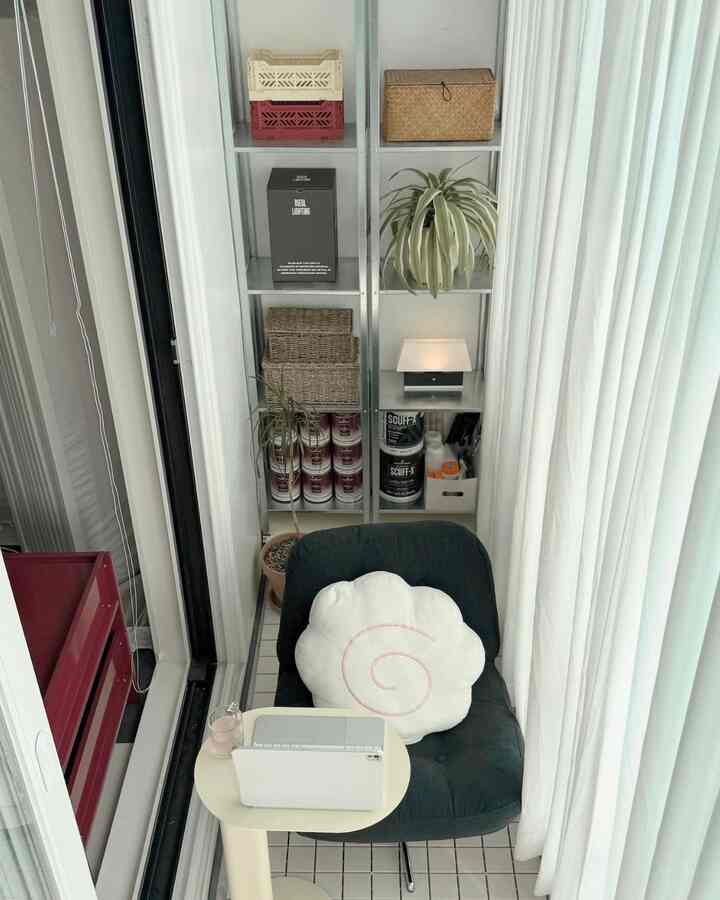 #리모델링성공기

1.どの空間をどのように改造しましたか？
30年以上の30平台のアパートで、あいまいなサイズの
ベランダがあってこれをやるべきか残すべきか悩んでいたのに、
家がとても寒くて断熱のためにも残すことに決めました。

予算を少しでも大切にしたいタイルとサッシ版のリモデリングを任せる
絵画は私たちが直接やりました。


2. 生きてみると「これは本当に上手だった」という選択は？
ちょっとしたベランダをなくさずに残したもの。

たまには子供の遊び空間としても使って、
一人だけの時間を持つ空間としても書いて、
整理できないものを隠しておくのに使うから
活用も100％です^_^  #구축아파트 #발코니 #옛날아파트 #리모델링