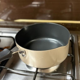 #살림살이 #콘수프기록집 
요즘 제일 자주 쓰는 작은 냄비예요 🍳
사이즈가 딱 좋아서 라면 하나, 국 데우기, 소스 끓이기까지 활용도가 정말 높아요.
무게도 가볍고 손잡이가 안정적이라 한 손으로 들기도 편하고요.
안쪽 코팅이 깔끔해서 음식이 잘 눌어붙지 않고
설거지도 물로 한 번 헹구면 거의 끝이라 너무 편해요.
무엇보다 주둥이 부분이 있어서 따를 때 흘림 없이 깔끔한 게 은근 큰 장점이에요.
디자인도 심플해서 주방에 꺼내놔도 튀지 않고
매일 쓰기 좋은 데일리 냄비로 딱이에요 👍
작은 냄비 찾고 계시면 만족하실 것 같아요!
#써모스 #냄비추천 #라면냄비 #써모스추천상품 