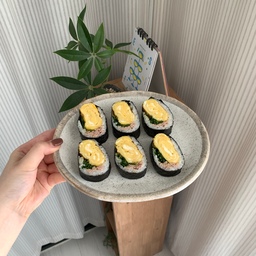 지금까지 만들어온 김밥 중 가장 맛있었다 👍🏻!!
루꼴라와 바질소스가 킥이었고 
통통한 계란말이 덕분에 포만감이 아주 만족스러웠던 🍙
새로 구매한 소로이샵 접시와 잘 어울리는
비주얼의 김밥이라 한 끼도 정말 맛있게 먹었다 🤤
김밥재료 : 계란, 밥, 참치, 마요네즈, 루꼴라, 바질소스, 김밥김, 소금, 참기름
#콘수프기록집 #살림살이 #소로이샵접시 #김밥접시 #빈티지접시 #넓은접시 #접시추천 #일본접시 #김밥레시피 #김밥레시피 #키친크로스 #주방인테리어 #주방용품 #한끼식사 #한끼메뉴 #한끼요리 #자취생요리 #자취요리 #자취생활 #자취생주방 #자취방주방 #투룸주방 #자취생활 #집밥요리 #집밥기록 #집밥레시피 