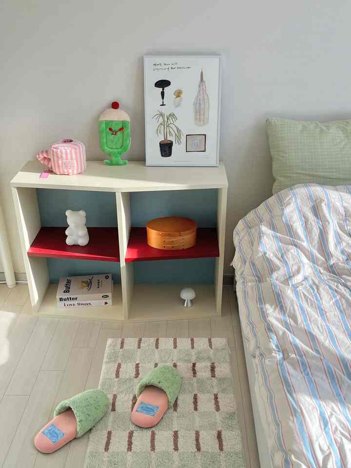 Menemukan barang-barang kecil lucu yang tersembunyi di dalam kotak penyimpanan saya🤍

Penutup tisu kain, jam soda krim, bahkan lampu suasana hati berbentuk boneka beruang~~
Semuanya sangat berwarna-warni, mungkin terlihat sedikit berantakan,
tapi tetap lucu jika dikumpulkan bersama😆

#BarangCantikAdalahYangTerbaik #콘수프기록집 #콘수프기록 #원룸인테리어 #원룸 #원룸꾸미기 #원룸가구배치 #자취방 #1인가구 #싱글라이프 #싱글하우스 #귀여운인테리어 #귀여운게최고야 #홈스타일링 #홈데코 #침실인테리어 #거실인테리어 #인테리어소품 #귀여운소품 #컬러인테리어 #파스텔인테리어