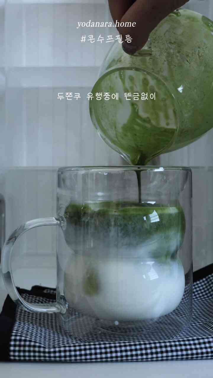 🌱🌿🍃 #콘수프필름
ドゥシュック流行ですが、緑色のレポート
お金なしで抹茶ラテが思い出しました。

しかし、もう一度見てみましょう。
これを調べるのは思ったより金額が高いです。
悩んだら、一度電動ホイッピングで合意報告（？）
2万2千ウォン台で購入してみました💬👩🏻‍🍳

ホイッピングを書くのが未熟なので、最初の試みでは
むやみに出てこなかったけど
おいしく完成した抹茶ラテ🤍
次は生クリームと混ぜて
最初はクドクに行かなければなりません😂
インスタでたくさん見たビジュアルを作るのはまだ難しいですね:)

#抹茶ラテ #전동휘핑기 #말차
#matchalatte #matchalovers