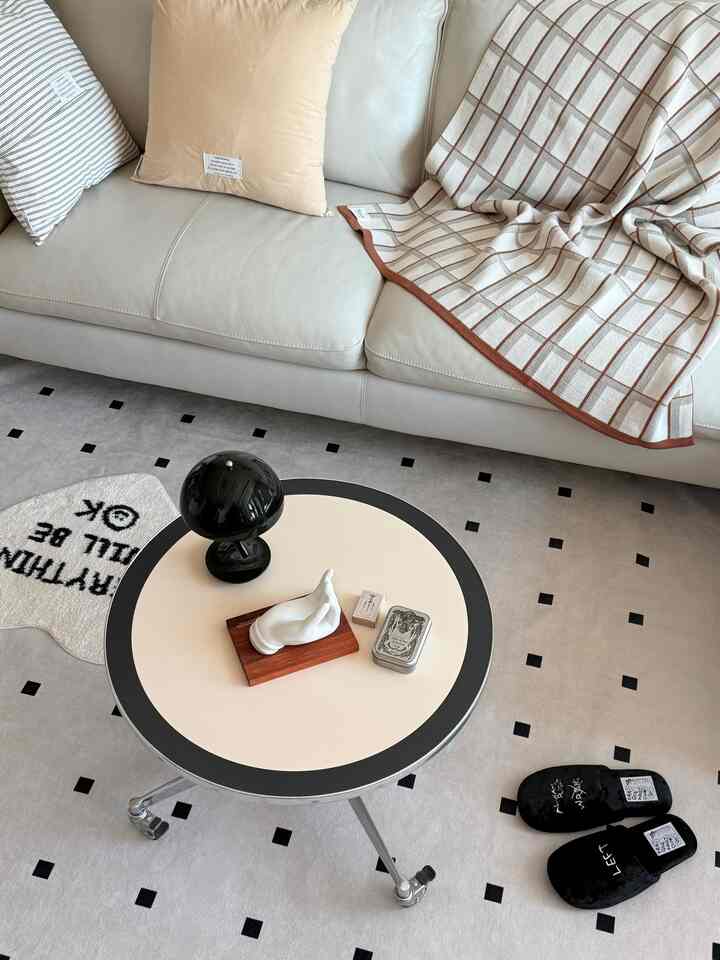 #웜톤인테리어

The weather has been getting colder lately,
so I've given my living room a slightly warmer vibe.

I just changed the cushion covers and blankets,
but the atmosphere in my house feels completely different. 🤎
Just looking at it makes it feel even cozier, and I love it. 😌￼￼

#Today's Home #오늘의우리집 #거실인테리어 #원형테이블 #거실원형테이블 #블랭킷 #쿠션커버 #소파쿠션커버 #메종드룸룸 #리튼 #리튼블랭킷 #거실꾸미기 #거실 #거실테이블 #맞팔 #맞팔해요 #홈스타일링 #모던스타일 #모던미드센추리 #작은집인테리어 #20평대인테리어 

