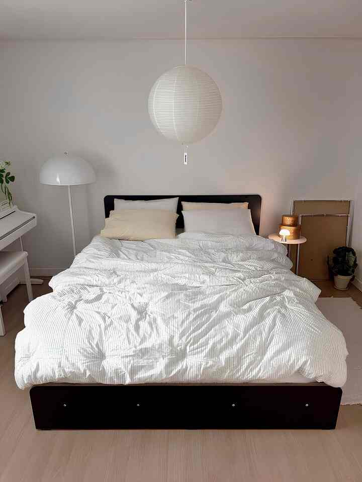 #제공

Akhir-akhir ini aku merasa sangat malas sejak pindah ke rumah baru, dan rumah ini terasa membosankan. Tapi sekarang setelah punya beberapa furnitur baru, aku merasa perlu mulai merapikan... Aku bukan satu-satunya. 🥹

Dulu aku selalu menggunakan warna putih, tapi sekarang setelah menambahkan bingkai hitam, ruangan terlihat lebih terang, dan kamar tidur utama terasa jauh lebih rapi.

Aku sangat puas dengan hasilnya akhir-akhir ini.

✔️Konstruksi kayu solid yang kokoh
✔️Papan kaki untuk mencegah kasur bergeser
✔️Lapisan LPM tahan noda dan goresan serta material kelas E0
✔️Penyimpanan tersembunyi di ranjang susun dan tiga laci yang dapat dilepas

Tidak terlihat di gambar, tetapi ada ruang penyimpanan di ranjang susun sebelah kiri, sangat cocok untuk menyimpan selimut. Sangat bagus untuk menyimpan barang-barang yang jarang digunakan agar tetap rapi dan tersembunyi.

Penyimpanan tipe laci di sebelah kanan sangat cocok untuk pakaian yang sering dipakai.

Karena saya tidak perlu menambahkan furnitur lagi untuk penyimpanan,
kamar terlihat lebih luas dan penataannya jauh lebih mudah.

Saya puas dengan desain minimalis dan kepraktisan tempat tidur ini. 🙌🏻

🏷️ Terima kasih kepada @esmart.co.kr / Line Storage Bed Headboard

#InteriorKamarTidurUtama #침대프레임 #침실인테리어 #서랍형침대 #안방꾸미기 #침실꾸미기 #침대추천 #수납형침대 #집인테리어 #집구조변경 #집꾸미기 #러그추천 #조명추천 #한지조명