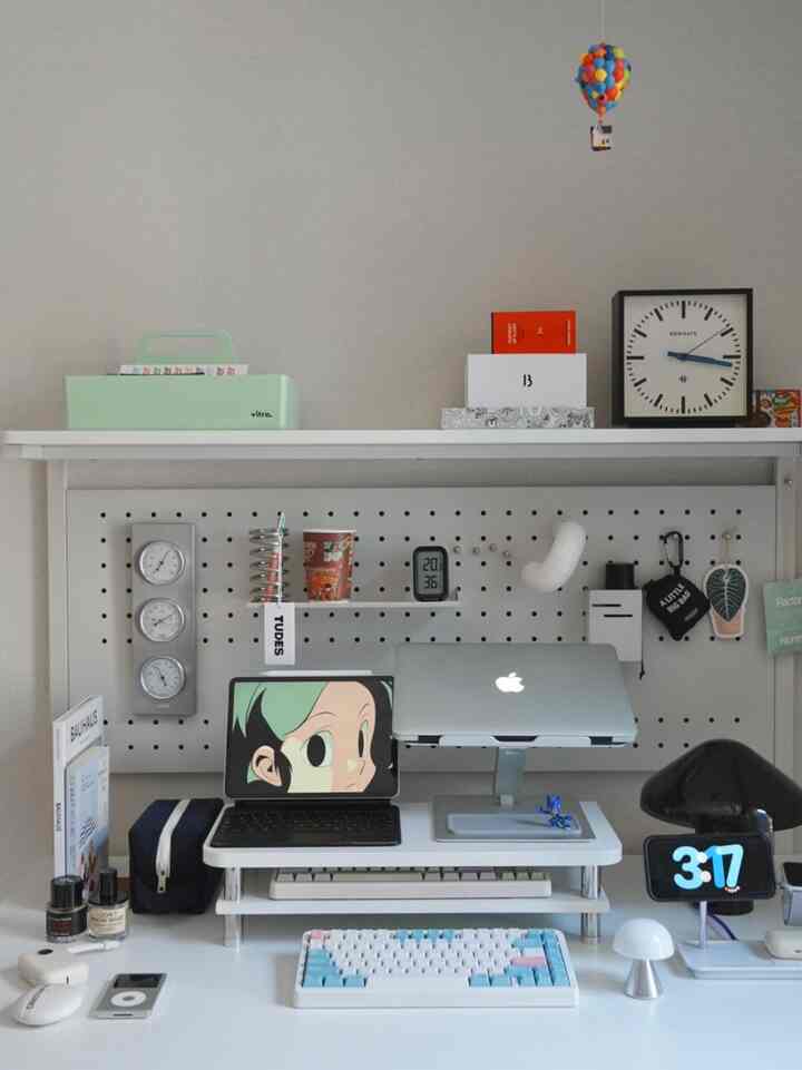 #오감리뷰 I received this product through the program,

and this is my personal review after using and styling it.

🏷️Viscus Brint Perforated Shelf Steel Desk

How about a white desk to brighten up my desk decor this year?👀

I've always wanted to add a perforated shelf near my desk,

and I'm so happy that I can fit the perforated shelf, top shelf, and monitor shelf all in one desk!

The tabletop size is 1200x700,
which was just right for me, who primarily uses my MacBook and iPad.➰

I chose the smaller monitor shelf, which is available in 1200mm and 540mm sizes,
to maximize my desk space.

The two-tier design is perfect for storing my pad or keyboard.✔️

The large perforated plate on the front adds a richer feel to the desk,

and the addition of the one-touch shelf and one-touch pocket shelf makes storage incredibly convenient.

The one-touch magnets are perfect for attaching postcards or important notes to the wall.

The installer came to my house and assembled it securely in about 20 minutes.

It was surprisingly neat and of excellent quality.

I'd recommend this desk to friends.

Next time, I'm planning to add a bag, headset holder, or coaster.

The thought of spending time here as a Today's House user
is already exciting.🤍

#deskrecommendation #데스크테리어 #책상꾸미기 #데스크셋업 #서재