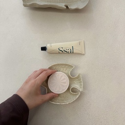 #협찬 #콘수프기록집 #예쁜템최고야 
설날 선물 다들 고르셨나요 ?
자연의 향을 잘 해석한 브랜드 ‘취’ 에서
‘한국인의 따스한 정’을 표현한 향인 ‘떡살 비누’ 를 
설 에디션으로 출시 했다고 해요 🌾🤍
보자기 포장 + 떡솝 비누까지 한 패키지라 솔깃하더라구요
특히 떡살 비누는
‘모든 일이 잘 풀린다’는 수레 문양
 ‘장수의 의미가 담긴 국화 문양’을 재해석한 디자인이라는 스토리텔링까지 완벽한 제품 같아요 🫧
떡살비누랑 취 핸드크림 (쌀 향) 레이어링이 너무 좋더라구요
샌달우드+은은한 쌀향 + 달콤한 바닐라향이에요!!
자연의향을 좋아하신다면 정말 추천드려요 🤤
Chwi 2026 설 에디션
• 행사 기간 : 1/26 (월) - 2/18 (수)
• 할인 : 기프트 세트 3종 ~24%
#취Chwi #설날선물 #취핸드크림 #취떡살비누 #비누 #향기테라피 #향기템