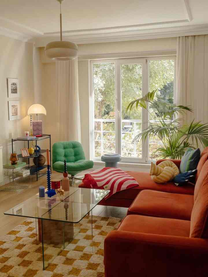 Sinar matahari, warna-warna lembut, dan ruang yang terasa seperti tarikan napas dalam 🌿
Di mana kenyamanan bertemu dengan karakter.

Kredit: @___daire___

#InteriorInspo #CozyVibes #AestheticHome #LivingRoomGoals
#WarmTones #NaturalLight #HomeMood #InteriorLovers
#ColorfulInterior #ModernVintage #DesignInspo