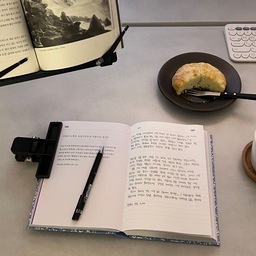 필사타임✍️
펜을 쥐는 것보다 키보드가 익숙한 요즘입니다🥲
어릴땐 몰랐는데 이렇게 시간을 따로 내어 쓰지 않으면 손으로 무언갈 진득하게 쓸 기회가 점점 더 없어지네요
#콘수프기록집 #오늘의우리집 #필사 #오늘장면한컷 #손글씨 #취미 #취미생활 #취미방 #데스크테리어 #독서대 #맞팔 #일상기록 