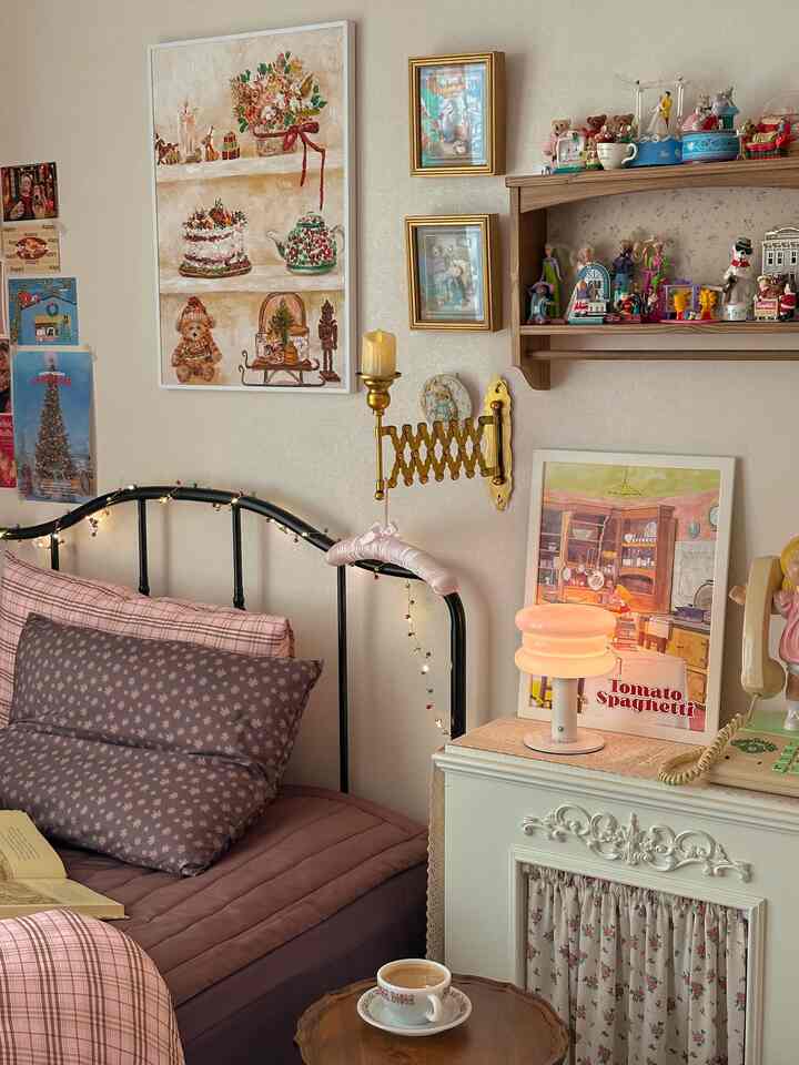 ピンクとブラウンのトーンが特徴のヴィンテージ寝室、小物と温かい照明が雰囲気のある空間を演出