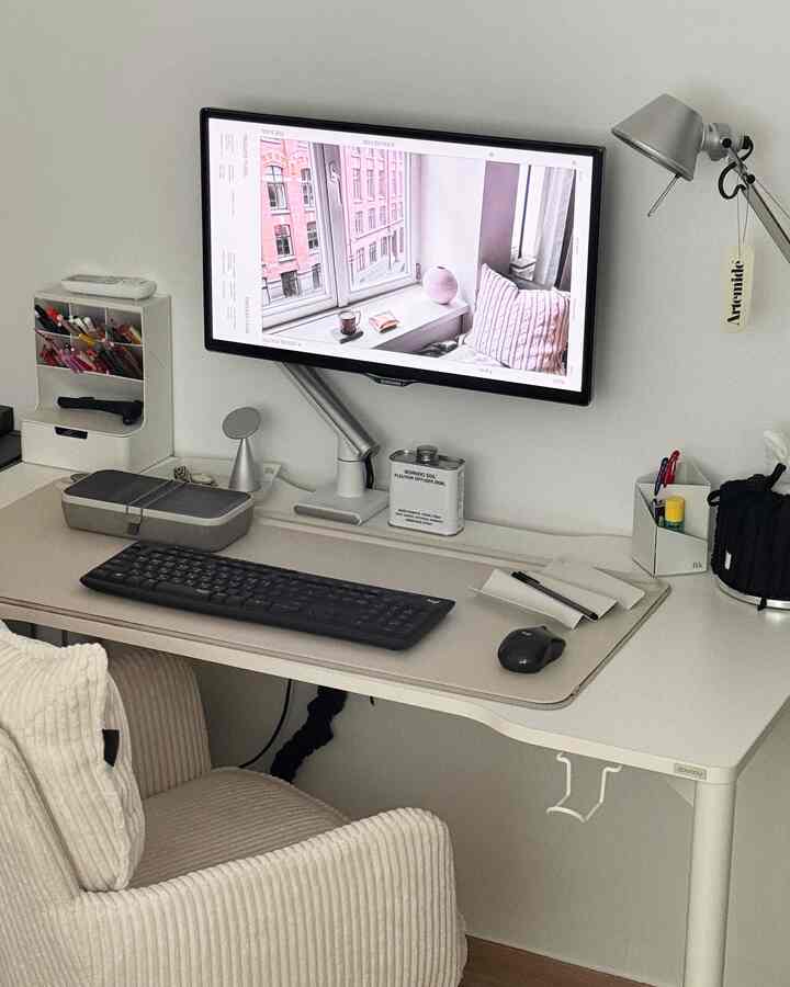 白とベージュのトーンのホームオフィス、モニターとデスク、整理されたデスク小物が配置されたモダンな雰囲気のインテリア