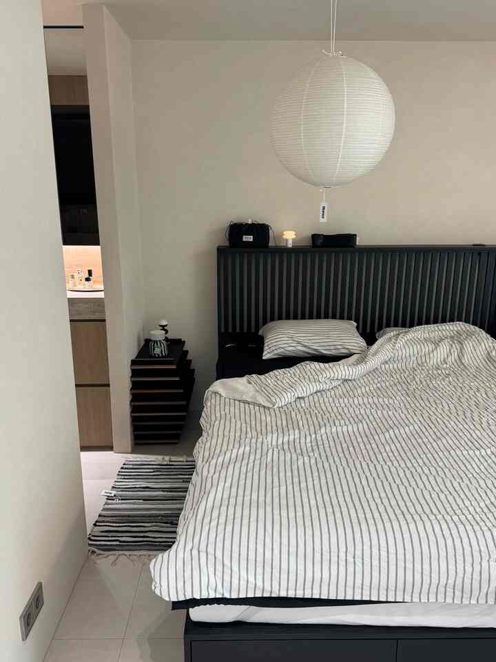 Temukan perbedaan antara 1 dan 2 / 3 dan 4! 😎

Menurutmu mana yang lebih baik?

#KamarTidur #침실꾸미기 #침실인테리어 #블랙가구 #블랙침대 #무채색인테리어 #무채색 #블랙인테리어 #러그인테리어 #러그 #침대러그 #툭선반 #한지조명 #미니멀 #미니멀인테리어 #스트라이프침구 #침대협탁 #메종드룸룸 #블랙오브제 #안방인테리어 #안방꾸미기