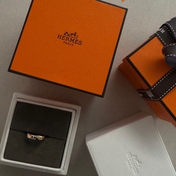 #콘수프기록집 #예쁜템최고야 조금 늦은 웨딩링💍
사실 전 프로포즈도 웨딩촬영도 
그 흔한 예물도 남들 하는 결혼식도 안하고
상견례만 하고 남편이 생겼습니다 💒
양가 부모님의 반대가 있었지만
자식이기는 부모 없다고 
“그래 너네 둘만 잘 살면 되었지”
라며 양보해주셨어요
(다행히도 양쪽다 둘째라서 넘어간 것 같기도..)
늦은 나이에 만나기도 하였고
그땐 그냥 모든 관심사가
함께 살 집을 잘 짓는게 목표였어요🏡
어쩌다 아무 연고도 없는 곳에 와
지금의 집을 같이 설계하고 인테리어하여
마련하였고 지금까지도 잘(?) 살고 있습니다🙏🏻
그래도 조금 시간이 흐르고 나니
웨딩링은 하나 있었으면 좋겠단 생각이 들었어요
그리하여 새해 맞이로 하나 장만했습니다💍
제2의 신혼생활이 시작 된 것 같고
기분이 좋아서 끄적여봅니다 🤍
#신혼부부 #3년차 #신혼부부일상 #부부 #커플링 #커플템 #웨딩링 
