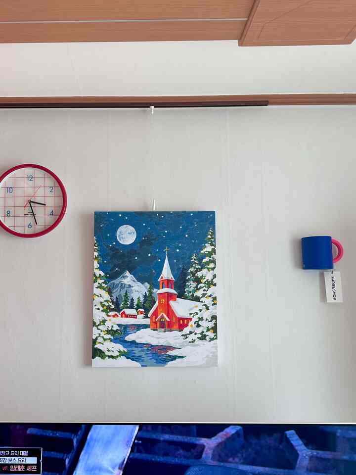 
午後日光のリビングルームの壁フォトゾーン🩵
先日、ぬり絵で完成した絵をかけておきました😆
最近テレビを見る時間が増えましたが、2ヶ月間着色していた絵も一緒に見えるので、私は気分が良くなる効果がありますねㅎㅎ

＃私たちの家のフォトゾーン 