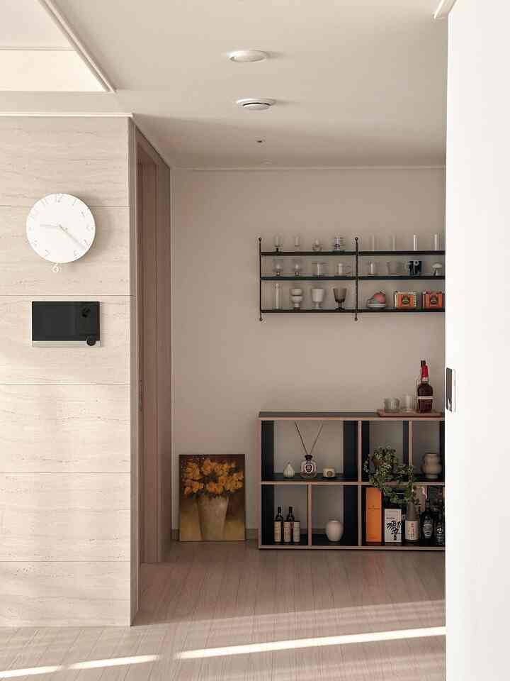 #스트링포켓 |私の家の日当たりの良いレストラン☀️

ストリングポケット設置した壁は日光がよくかかる場所でもなく、
壁棚の代わりに額縁を掛けようとした光のため
写真がきれいに出てきて紹介できなかったんですよ🥲

最近旅行に行った後に押された仕事+新しい仕事まで重なって
連日夜勤してみると朝出勤が少し遅れました。 

10:00出勤のために家を出るのに前を見ました。 
いいえ…ここの日差しはこんなにきれいですか？ ☀️✨
出勤を遅らせて（？）写真を撮ることができませんでした。  #stringpocket #복도인테리어 #모듈선반 #홈바 #홈바인테리어 #콘수프기록집 #예쁜템최고야 #맞팔환영해요 