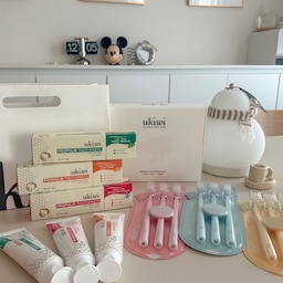 #살림살이 #콘수프기록집
요즘 욕실에서 가장 손이 자주 가는 아이템 🪥🤍
마그네틱 칫솔은 나노 마그네틱 패드가 같이 와서
별도의 칫솔꽂이 없이도 세워서 보관하니까 
물 고일 틈이 없어서 위생적인 게 제일 마음에 들더라구요.
디자인과 색감도 예뻐 정리도 깔끔해지고요 ✨
칫솔모는 탄탄한데 또 너무 딱딱하지 않고 부드러워서
양치할 때 잇몸에 부담 없이 편안했어요.
매일 쓰는 거라 이 사용감 차이가 은근 크더라구요.
치약도 기대 이상 🤍
UKIWI 치약은 자연 유래 성분을 중심으로
입안 자극이 적고 사용 후 개운함이 오래 남는 타입이에요.
프로폴리스 성분이 함유되어 있어
잇몸 케어에 도움을 주고 인위적인 향 없이
깔끔한 마무리감이라 데일리로 쓰기 딱 좋았어요
#유키위 #칫솔치약 #칫솔추천 #치약추천 #욕실템 #욕실추천 #욕실꾸미기 #욕실인테리어 #집꾸미기 #프리미엄오럴케어 #거실 #거실꾸미기 #거실인테리어 #포스터 #포스터액자 #벽꾸미기 #루미르 #루미르조명 #조명인테리어 #맞팔 #플립시계 #소품인테리어 #소품 #살림템 #트레블키트 #아이템추천 #마그네틱칫솔 #예쁜템
