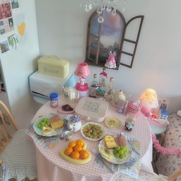 #미식완성템 #미식100선 
🍰 자주 사용하는 미식완성템 🩵
집에서 브런치카페 분위기를 내고 싶을 때 제가 자주 사용하는 아이템은 코벤트가든의 #빈티지 #플레이트 에요 💗 
집 근처에 제가 자주 다니던 빈티지 분위기의 브런치 카페들이 있었는데 지금은 많이 사라져 버려서 아쉽지만 이 접시들이 있으면 빈티지 브런치 카페 분위기를 느낄 수 있어서 좋아요 💚🎀  그리고 접시들이 튼튼해서 자주 손이 가더라구요 🥰
그리고 요즘에는 따뜻한 차를 마실 때 #디즈니 #찻잔세트 를 자주 이용해요 🧡 빈티지 접시들과 함께 사용하면 제가 좋아하는 빈티지 디즈니 분위기를 낼 수 있어서 너무 좋았어요 🤎 
오친님들 요즘 정말 날씨가 춥더라구요 🥹 잠깐 나갔다 왔는데 얼굴이랑 손이 얼어버린 느낌이었어요 🧊🌬 모두들 건강 조심 하시고 주말도 즐겁게 보내시길 바라요 🧡 오친님들 예쁜 피드도 얼른 찾아뵐게요 🥰 
#맞팔 #맞팔해요 #찻잔 #티팟 #빈티지인테리어 #브런치 #다이닝 #원탁 #테이블 #식탁보 #피크닉 #헬로키티 #인덕션 #전자레인지 #샹들리에 #조명 #의자 #방석 #캔들홀더 #디즈니오너먼트 