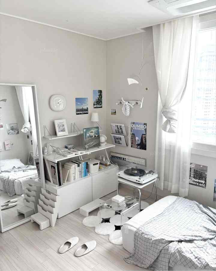 ホワイトとベージュの色調の寝室、ベッドと収納が配置され、趣味のための落ち着いたインテリア空間