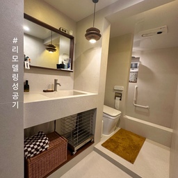 #리모델링성공기
개똥같이 그려서
찰떡같이 완성한 욕실 😎
👉 철거할 수 있는 건 다 철거
👉 덧방 ❌
👉 제일 좋은 자재만 골라 찾음❗️
선택한 자재
1️⃣ 아메리칸 스탠다드 변기
2️⃣ 조적 세면대 · 조적 욕조
3️⃣ 무광 수전 · 폭포 수전 · 해바라기 샤워기
4️⃣ 대형 타일 (600×1200)
5️⃣ 장애인 안전바(튼튼.고급.무광)<<이거 찾는게 한달!
편의성은 무조건 최고로 👍
1️⃣ 휠체어도 들어갈 수 있게 최대한 넓은 폭
2️⃣ 세면대 다이 높이 업 (우리 집 기준 92cm)
3️⃣ 욕조는 깊게
#욕실문 #빨래망 #아메리칸스탠다드 #조적욕조 #아이욕조 #욕실거울 #욕실용품 #우드조명 #욕실조명 #인테리어소품 #욕실리모델링 #변기 #타일시공