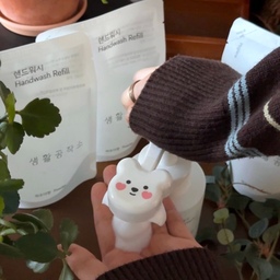 #콘수프기록집 #살림살이 
 ⋆♡̩͙⋆ 생활공작소 핸드워시
귀여운 게 세상을 구한다는 말, 일상에서 느껴본 적 있으신가요?
외출하고 집에 들어와 가방을 내려놓고, 옷을 정리한 뒤 가장 먼저 하게 되는 건 역시 손 씻기예요. 별생각 없이 세면대 앞에 섰다가, 펌프를 누르려던 손이 잠깐 멈춘 적이 있어요. 곰돌이 모양 거품이 올라오는 걸 보고 있자니 괜히 웃음이 나면서, ‘아, 나 아직 이런 거 좋아하네’ 싶은 생각이 들더라고요 🧸🫧
손을 자주 씻는 직업이라 하루에도 몇 번씩 자연스럽게 물 앞에 서게 되다 보니 손 씻는 시간은 이미 몸에 밴 루틴이에요. 그래서 더더욱 물에 손이 닿을수록 건조함이 먼저 느껴질 때가 있고, 그 짧은 순간만큼은 몽글하고 촉촉하게 조금 더 부드러웠으면 좋겠다는 생각이 따라와요 💭
생활공작소의 ‘핸드워시’는 코코넛야자 오일과 알로에베라 잎 추출물이 들어간 순한 거품형이라 손을 자주 씻는 하루에도 자연스럽게 손이 가고, 하루에 몇 번을 써도 부담이 없어요. 펌프를 누르면 생곰이 거품툴에서 곰돌이 모양 거품이 손바닥 위에 올라오고, 씻는 동안 은은하게 퍼지는 포근한 머스크향이 집에 들어온 순간의 긴장을 조금 풀어줘요 🌿
손에 남은 물기를 수건으로 닦고 나서도 향이 살짝 남아 있어서, 그 여운이 은근히 좋더라고요. 어느새 어른이 되었는데도, 이런 사소한 장면에 시선이 사르르 머무는 게 은근히 좋아요! 살림템에도 귀여움 한스푼 힐링이에요💓
.
.
.
.
.
#생활공작소 #핸드워시 #살림템 #살림템추천 #욕실용품 #비누 #비누추천 #향테리어 #귀여운게최고야 #빈티지인테리어 #빈티지소품 #방꾸미기 #집꾸미기 #집콕 #집순이 #일상 #일상기록 
