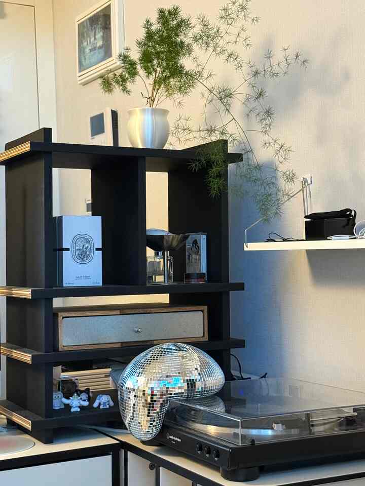 #FTC기록 #FTC21기이야기 #예쁜템최고야 #복층원룸 #원룸인테리어 #맥시멀리스트

Barang terindah di rumahku akhir-akhir ini adalah bola cermin. 💃🕺
Awalnya aku membelinya dari AliExpress (?), tapi kualitasnya sangat bagus saat aku menerimanya. ㅎㅎ Bentuknya tidak seperti bola biasa, jadi aku perlu menggantungnya di suatu tempat, tapi aku suka bagaimana cahaya menyebar bebas dari bentuknya yang tidak beraturan. ✨
Selain itu, meskipun ini bola cermin, ia tidak terlalu mencolok dan cocok dengan berbagai material! Aku suka bagaimana tampilannya bagus dengan warna hitam dan putih, seperti di foto pertama, dan dengan kayu, seperti di foto kedua. ㅎㅎㅎ

Jika kamu ingin menyebarkan cahaya ke seluruh rumahmu, aku sangat merekomendasikannya! Ini adalah barang cantik favoritku! 🥰