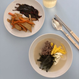 1인 가구 현실 밥상이에요.
저는 김치 냉장고가 없어서 식품을 오래 보관하지 못해요.
그래서 늘 즉석 반찬 한두가지만 만들어 간단하게 먹는게 일상입니다.
플레이팅도 없이 접시에 대충 올려 먹는 밥상이지만 
뽀얀 사골국으로 끓여 고명 올려 먹는 떡국 참 맛있네요☺️
비비고 사골곰탕 파우치 없으면 안되는 1인 가구입니다😆
#미식완성템 #미식100선 #1인가구밥상 #간단요리 #현실밥상 #이케아그릇 #이케아접시 #플리츠유리컵 #시에르파르베 #메종오브제