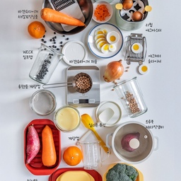 #미식완성템 #미식100선
저희 가족이 제일 좋아하는 제 요리들을 미식으로 만들어주는 미식완성템 소개해요. 
(1) 리큅 에그마스터와 에그커터 슬라이서
계란 삶을 땐 리퀴 에그마스터를 바로 꺼내서 써요. 
미니미한 사이즈라 꺼내쓰기도 간편하고 계란 익힘도 정말 딱 맞아요.
예쁘게 썰고 싶은 날엔 에그커터 슬라이서로 잘라주면 이쁜 계란요리가 완성되네요. 
(2) 바겐슈타이거 채칼 & 믹싱볼 & 주방저울
야채 채썰때는 무조건 채칼로 후다닥 썰어주고 있어요. 
간편해서 사용하기 좋고 디자인도 예뻐서 맘에 쏙 들어요. 
믹싱볼은 여러가지 요리할때나 식재료 세척할때 사용하는데 정말 없어서는 안될 필수템이에요. 
슬림한 주방저울은 필요할때마다 빼서 사용중인데 잔고장이 없어서 좋아요. 
(3) 트루쿡 세라믹 냄비
볶음, 라면, 찌개 등등 여러가지 메뉴들 조리할때 트루쿡 세라믹 냄비를 사용하고 있어요. 
음식물이 눌러붙지 않는 점이 정말 맘에 들고, 
뽀드득 뽀드득 잘 닦여서 사용할때마다 아주 만족스러워요. 
(4) WECK 밀프렙
식재료 보관할때도 좋고 야채쥬스나 음료 같은거 보관하는데 유리라 매우 잘사용하고 있어요. 
요즘 두유를 자주 만드는데 밀프렙 용기에 넣어 보관하고 있답니다. 
(5) 실리만 실리콘 전자레인지 찜기
전자레인지 사용할 때마다 꼭 실리콘 찜기 사용하고 있어요~ 
지인들에게 가끔 추천해주는데 지인들도 정말 만족스러워하는 미식필수템이에요!
(6) 그밖에 실리콘 주걱이나 계량컵, 롱핸들 계량컵
계량이 잘되면 그날의 요리는 정말 실패할리 없어요~
롱핸들 계량컵은 국자로 쓰기에도 안성맞춤이에요!
#채칼 #바겐슈타이거 #주방스텐템 #주방꿀템 #주방용품 #실리콘찜기 #계란찜기 #계란요리 #계량컵 #계량컵추천 #주방저울 #밀프렙 #밀프랩용기 #유리용기 #믹싱볼 #실리콘주건 #주방필수템 #주방필수품 #요리필수템 #세라믹냄비 #트루쿡 #세라믹후라이팬 #전자레인지용기 #전자레인지찜기 #실리만 #맞팔 #소통환영 #맞팔환영 
