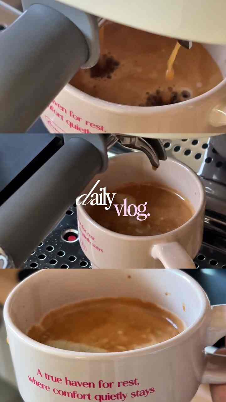 #グルメ100選 #グルメ完成 

ホームカフェを完成させてくれた☕
️スメグ半自動エスプレッソマシンクリーム
一緒に来たビクトリアブレンド豆を挽いて下げて食べると
私の家はコーヒーの香りでいっぱいでとても幸せです。
本当にカフェにいる感じ 
デザインも高級荷物とエンティックさが同時にあります。
プロのカフェのような雰囲気もあります。
ホームカフェのインテリアで完璧です。 

半自動なので、豆をどれだけ挽くべきか
水容量はどうすればいいのかわかりませんでした。
スメグYouTubeの映像だけに合わせるとセッティングから粉砕、抽出まで
とても細かく出ていて簡単にできました。
私の好みに合わせてモードを調整できるというのは大きな利点です。
自宅でミルクチームをハンモック！しばらくラテをたくさん食べたいです。

スメグの大きなメリットはまさにクレマ！
エスプレッソ抽出するとクレマが… ( ⁼̴̤̆◡̶͂⁼̴̤̆ ) !!!!!
自宅でも高級なコーヒーの味を楽しめます。
近いうちに素敵なブランチでやってきますよ👀♥️

#スメグ #SMEG #コーヒーマシン #コーヒーマシンおすすめ #スメグコーヒーマシン #ホームカフェ #半自動コーヒーマシン #ビンテージインテリア #ウッドインテリア #ホームカフェゾーン #ホームカフェインテリア #コンスープフィルム 